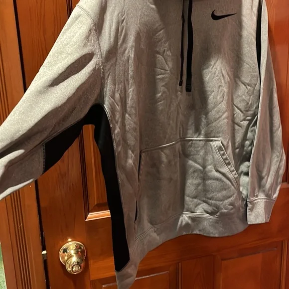 Nike - Picture 3 of 4